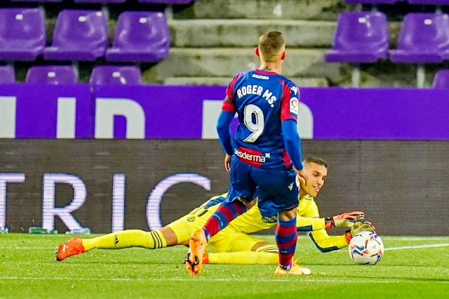 Masip bloca una pelota ante la llegada de Roger Martí. REAL VALLADOLID C. F. 1 LEVANTE U. D. 1. 27/11/2020. Campeonato de Liga de 1ª División, jornada 11. Valladolid, estadio José Zorrilla. GOLES: 1-0: 57’, Marcos André. 1-1: 83', Campaña.