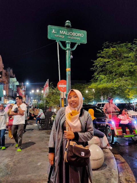 tulisan malioboro malam hari