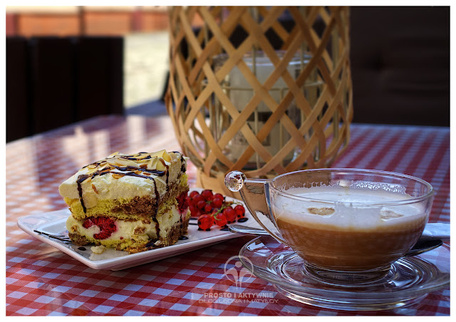 W drodze powrotnej - ciastko i kawa w Ząbkowicach Śląskich w tureckiej kawiarence obok krzywej wieży