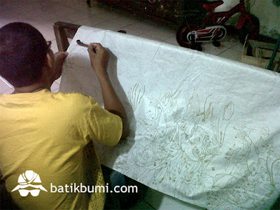 Proses mencanting sesuai pola gambar pensil