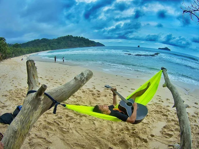 hammock di pantai sendiki malang