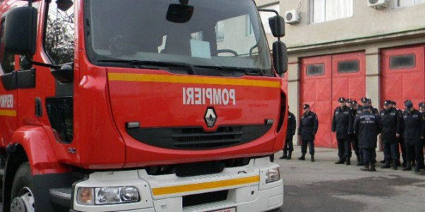 Incendiu stins de pompierii craioveni la blocul J29 de pe strada I. Gheorghe Duca