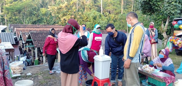 Aksi Sosial Karangtaruna Desa Giripurwo Bersama Pemerintah Desa  Dan Forum Anak Giripurwo Bagi-bagi Masker