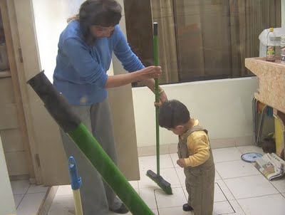 niño ayuda a limpiar su cuarto 1