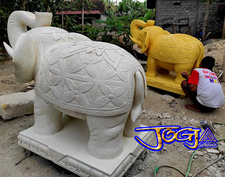 patung gajah ukuran besar yang di buat dari batu alam paras jogja (batu putih), batu asal Gunungkidul, Yogyakarta.