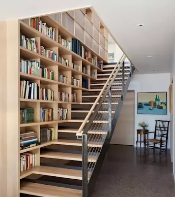gambar perpustakaan rumah di tangga naik