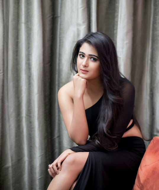 Shalini Pandey Sexy Legs