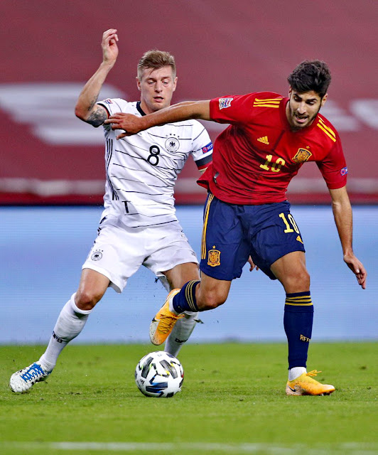 Marco Asensio y Toni Kroos. SELECCIÓN DE ESPAÑA 6 SELECCIÓN DE ALEMANIA 0. 17/11/2020. Liga de Naciones de la UEFA, 2ª edición, Grupo IV, jornada 6. Sevilla, España, estadio Olímpico de La Cartuja.