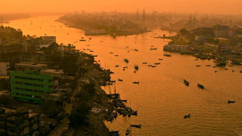 río con el puente de Dhaka