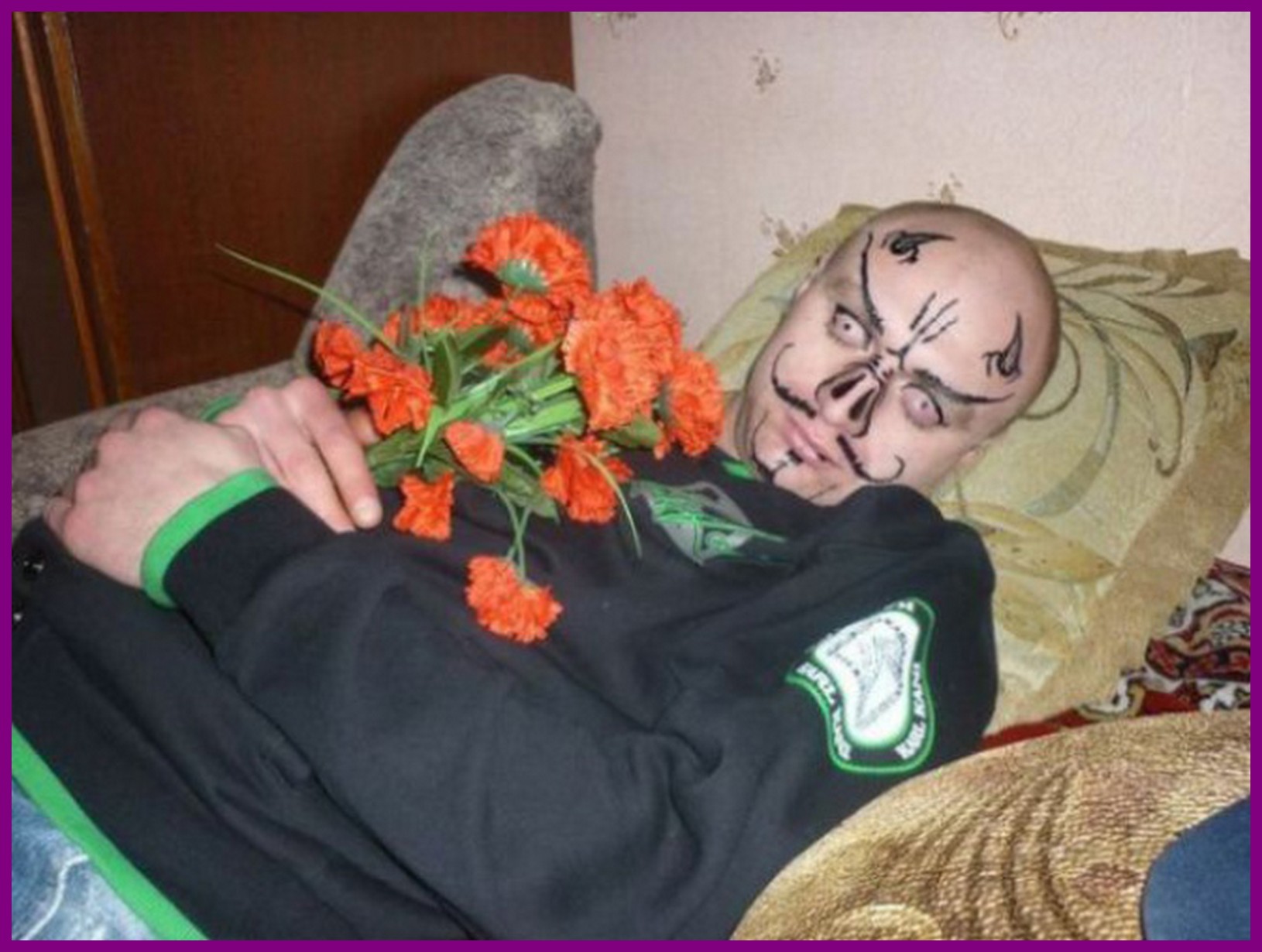Друг угара. Мужик с цветочком прикол. Разрисованные спящие люди. Смешной человек с цветами.