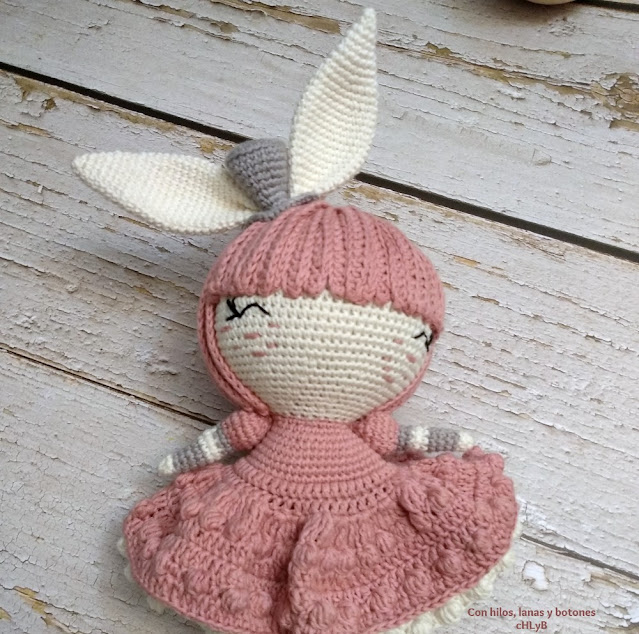 Con hilos, lanas y botones: Conejita Marshmallow (diseño de CrochetConfetti)