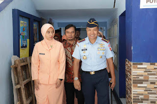 Komandan Lanud Husein Sastranegara dan Ketua Yasarini Cabang Lanud Husein Sastranegara Kunjungi Sekolah Angkasa