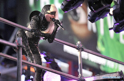 Lady Gaga biểu diễn ở Quảng  trường Thời đại/ Times Aquares
