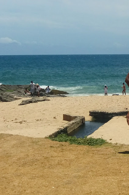 Esgoto lançado na prainha que fica no final do Rua Fonte do Boi está cada vez pior