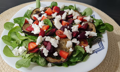 Ensalada de berenjena, queso feta y frutas