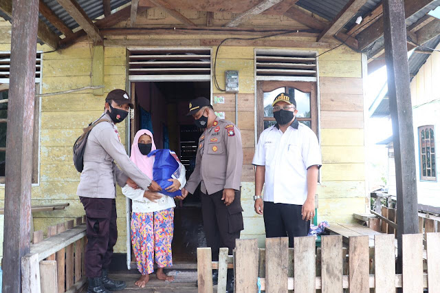 Kapolres Lingga Menbagikan Paket Sembako Kepada Warga Kurang Mampu di Desa Kuala Raya
