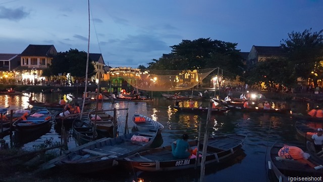 A popular activity for couples and families is a boat ride on the river during the evening time