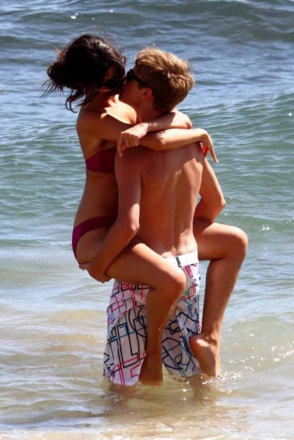 Fotos Muy Calientes de Jutin Bieber y Selena Playa 2011 