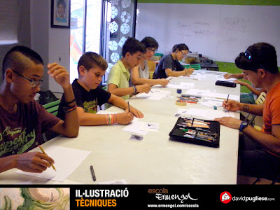 El dibujante David Pugliese dando clases en la Escola Ermengol en Lleida.