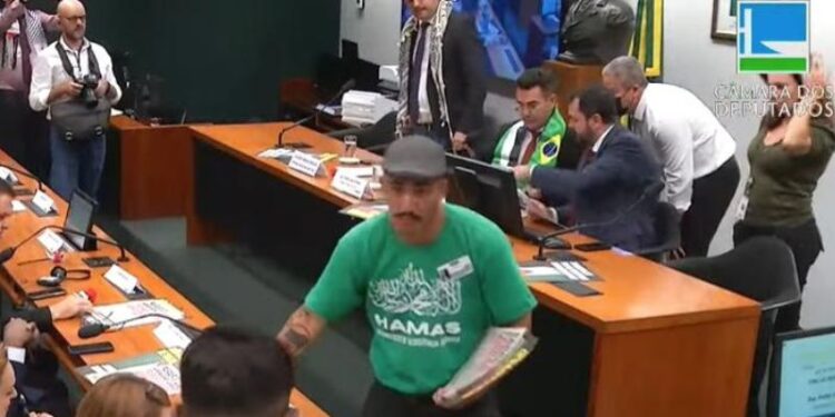Homem circula com camiseta de grupo terrorista na Câmara dos Deputados