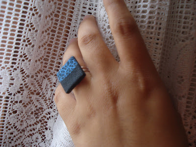 ANILLO CUADRADO FANTASIA FELINA AZUL CON TEXTURA"