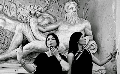 Danza Indiana Roma MUSEO NAZIONALE ETRUSCO DI VILLA GIULIA   Performance di Danza Classica dell'India e Poesia  Marialuisa Sales  Danza Classica Bharata Natyam Neriene  Poesia su temi classici  Nell'ambito di "Eros & Kairós"  Primo Festival Internazionale  di Poesia al Femminile sabato 7 giugno 2014 Sabato 7 giugno 2014, nell'esclusiva cornice del Museo Etrusco di Villa Giulia, Marialuisa Sales e Neriene hanno condotto una performance rituale di danza sacra dell'India e poesia su temi classici dedicata all'Apollo di Veio, tra le opere più importanti ospitate nel prestigioso Museo. L'inno tradizionale danzato dedicato al Dio Vishnu, l'Apollo Hindu, è stato accompagnato dalla poesia "Ventuno Foglie d'Alloro", dedicata sempre al dio solare. La performance  si è conclusa con la danza sacra dedicata alla Saraswathi-Minerva del tantrismo. Foto: Maria Giuseppina Barbieri [MjB]