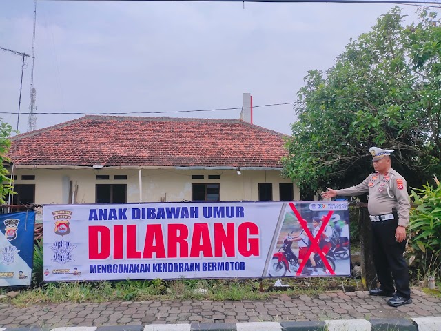 Jelang Ramadhan, Sat Lantas Polres Lebak Pasang Spanduk Himbauan Kamseltibcar lantas