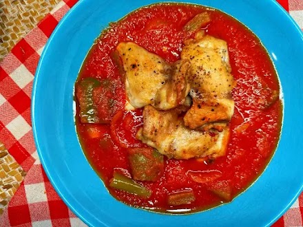 Pollo con tomate frito y pimientos en la olla rápida y airfryer Ninja Speedi