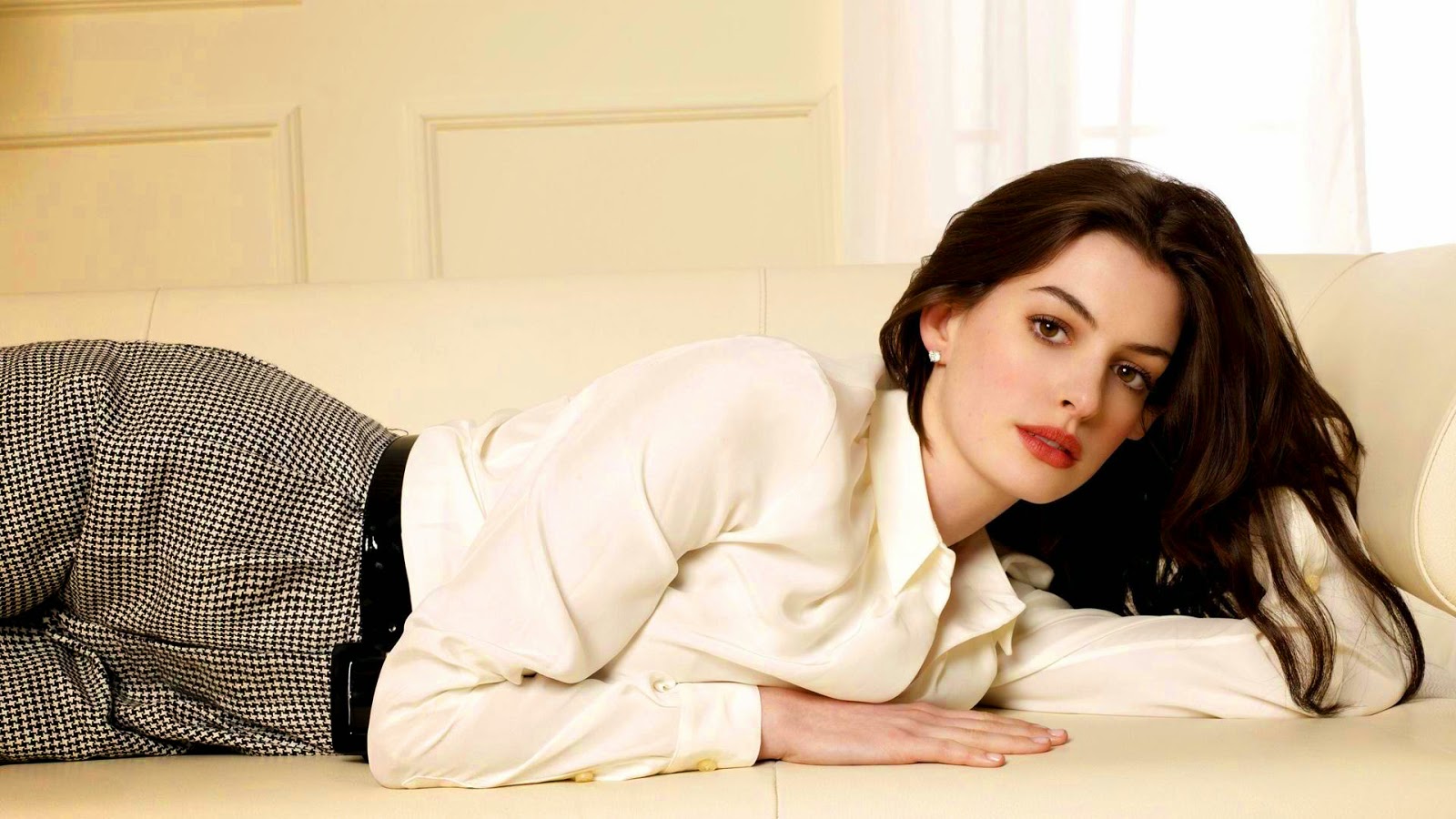 Anne Hathaway Hot HD Wallpapers Collection