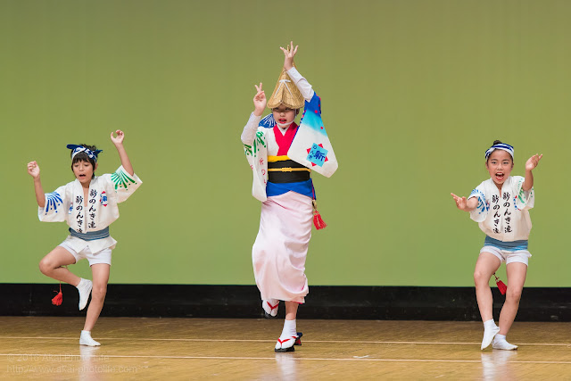 東京新のんき連、女踊りの衣装を着た可愛い子供が踊っている写真