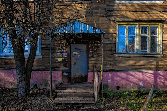 Вход в старый деревянный дом