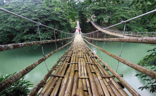 Jambatan yang sangat menakjubkan dibuat daripada buluh