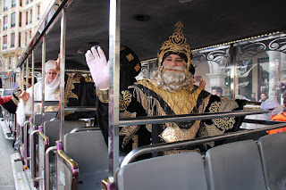 Cientos de personas dan la bienvenida a los Reyes