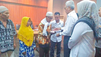 <b>Di Momen HUT Wakil Bupati Bima, Diserahkan Bantuan Sosial Rp292,5 juta</b>