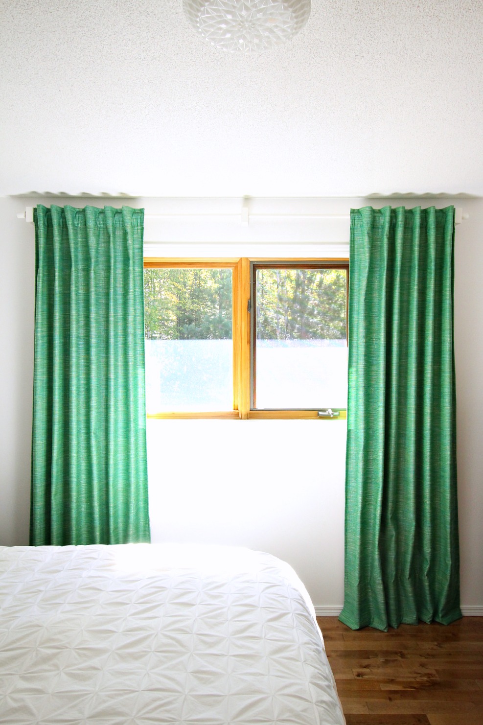 DIY Green Curtains for the Bedroom | Dans le Lakehouse
