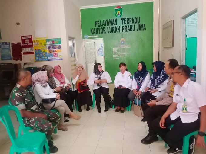 Prabumulih, Rabu 8 Maret 2023  Plt Lurah Prabu Jaya, Kasi  serta staf kelurahan Prabu Jaya menerima pembinaan  dari Kecamatan Prabumulih Timur tentang administrasi pelayanan aparatur pada Kelurahan Prabu Jaya,  yang di koordinir oleh Camat Prabumulih Timur  yang diwakili oleh Sekcam Prabumulih Timur  Delia Novita, SH dan didampingi oleh kasi-kasi Kecamatan Prabumulih Timur.  Pembinaan ini ditujukan untuk meningkatkan kualitas pelayanan aparatur kelurahan Prabu Jaya kepada masyarakat makin meningkat 