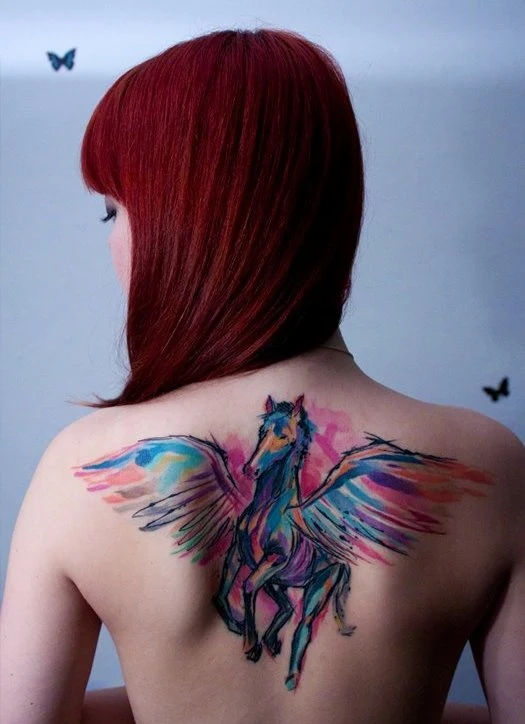 foto de un tatuaje de caballo en la espalda de una chica