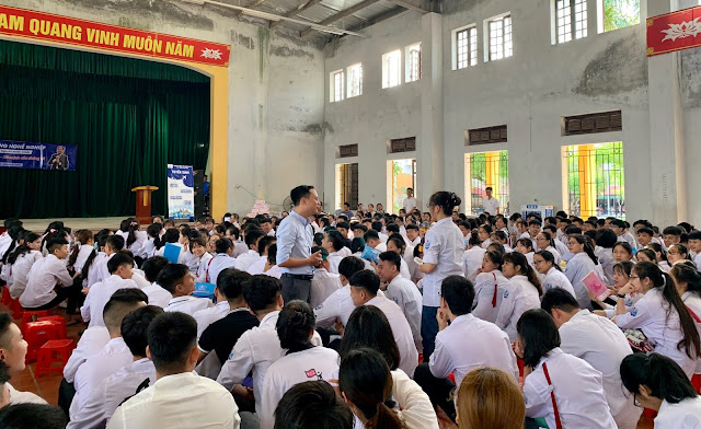 Diễn giả Nguyễn Quốc Chiến định hướng nghề nghiệp cho học sinh Thái Bình