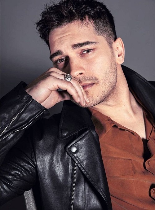 Çağatay Ulusoy Saç Modeli : Orta Halli Saçları