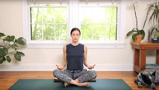 Практикувайки йога: Ефективни упражнения за схванат врат и облекчаване на болката