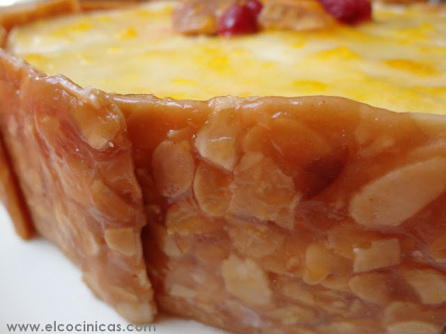Tarta de crema de miel y daquoisse de almendras. Tarta nido de abejas