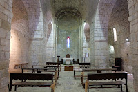 Enormes arcadas interiores de la iglesia de Palera, cerca  de   Besalú