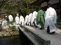 神職は土舎から玉橋を渡り本殿へ 向う