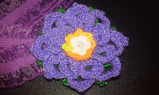 flor morada a crochet