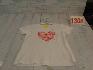 中古品　子供服　１３０ｃｍ　ハートプリント　ホワイト　半袖Tシャツ　２２０円