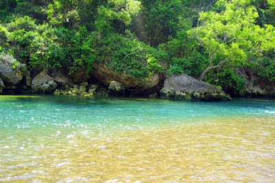 Sungai bawah tanah yang muncul langsung di pantai Baron