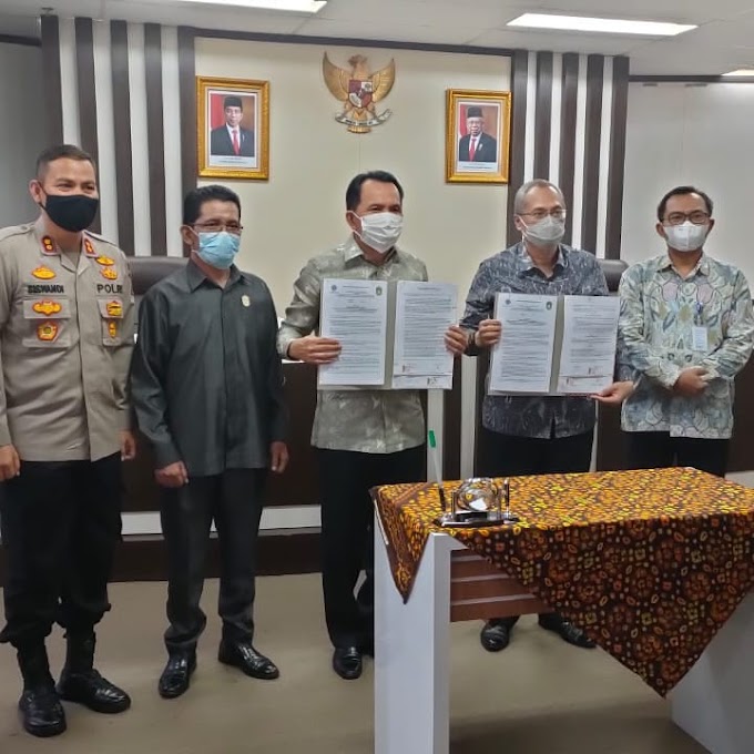 Ridho Yahya dan Dirjen Binalattas Kemenaker Tandatangani Penyerahan Lahan Pembangunan UPTP BLK   #Agustus UPTP BLK Dibangun Dilahan Seluas 17 Hektare  PRABUMULIH. ---Kebutuhan Sumber Daya Manusia (SDM) di dunia kerja harus didukung dengan penyediaan pasokan tenaga kerja lokal sesuai kebutuhan industri setempat. Atas dasar itulah Kementerian Ketenagakerjaan mendirikan  Unit Pelaksana Teknis Pusat Balai Latihan Kerja ( UPTP - BLK) di kota Prabumulih Provinsi Sumatera Selatan.  Dipercayanya kota Prabumulih oleh pihak Kemenaker untuk memiliki UPTP BLK terbesar dan terlengkap di Sumsel, dikarenakan banyak program-program yang berhasil dijalankan dengan baik dan menjadi percontohan nasional. Pihak Kemenaker sendiri akan membangun fasilitas UPTP BLK pada bulan Agustus 2021 ini dilahan seluas 17 hektare menggunakan dana APBN.  Kepastian pembangunan UPTP BLK setelah Walikota Prabumulih Ir H Ridho Yahya MM dan Dirjen Binalattas Kemenaker RI, Budi Hartawan melakukan  penandatanganan penyerahan lahan untuk pembangunan Unit Pelaksana Teknis Pusat Balai Latihan Kerja ( UPTP - BLK) diruang rapat gedung Pemkot Prabumulih, Jumat (28/5/2021) pukul 10.00 WIB. Dilanjutkan dengan melakukan peninjauan lapangan lahan pembangunan UPTP BLK yang berada di Desa Tanjung Raman.  Walikota Prabumulih Ir H Ridho Yahya MM mengatakan, dirinya merasa bangga karena Kemenaker akan membangun UPTP BLK di Desa Tanjung Raman pada bulan Agustus ini. Dan berharap agar pembangunan BLK UPTP ini mampu menciptakan tenaga kerja yang siap pakai di dunia usaha dan industri.   "Harapan saya semoga pembangunan BLK UPTP ini dapat segera terwujud, agar bisa mengembangkan pelatihan yang kompetensi serta menciptakan SDM yang siap bersaing di pasar kerja," katanya.  Ridho menambahkan, dengan adanya UPTP BLK di kota Prabumulih para pekerja di Sumatera Selatan yang mencari pekerjaan tapi tidak mempunyai skill akan dilatih disini. Sehingga mempunyai keterampilan atau skill untuk memenuhi kebutuhan perusahaan yang membutuhkan pegawai.  Sumber : Diskominfo Prabumulih @ridhoyahya.id  @andriansyahfikriii  @hermanderu67  @mawardiyahya1958  @kemenaker