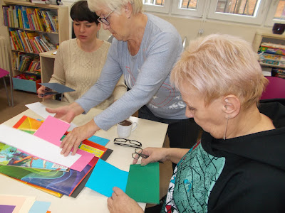 Seniorzy robią kartki świąteczne; Klub Seniora "Bociania Oaza" Bydgoszcz;