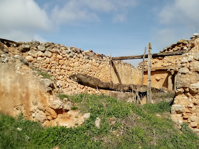 Ruinas de un lagar entre las que destaca los restos de la viga tel