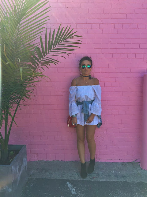 white dress, white summer dress, how to wear white dress, summer style, how to wear ankle boots in the summer, toronto queen west, toronto blogger, express boots, kako nositi cizmice leti, sta nositi sa belom haljinom, pink wall, blogger style